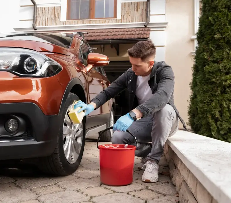 Lavage auto à domicile Tercis-les-Bains : professionnel intervenant sur un véhicule